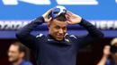 Pemain Prancis, Kylian Mbappe melepas topengnya setelah sesi latihan jelang laga melawan Belanda pada laga Grup C Euro 2024 di Leipzig Stadium, Leipzig, Jerman, Kamis (20/06/2024) waktu setempat. (AFP/Franck Fife)