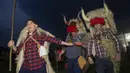 Orang-orang bersuka ria dengan kostum Momotxorro mengambil bagian dalam topeng musim dingin di desa Alsasua, provinsi Navarra (1/3/2022). Selama karnaval tradisional Alsasua, penduduk setempat menutupi pakaian, lengan, dan wajah mereka dengan darah sapi dan parade di desa. (AFP/Ander Gillenea)