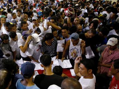 Pecandu narkoba menyerahkan diri kepada kepolisian di Kota Tanauan, Filipina, Senin (18/7). Sebelumnya Presiden baru Filipina, Rodrigo Duterte pernah membuat ancaman keras kepada pecandu dan pengedar narkoba. (REUTERS/ Erik De Castro)