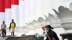 Warga beraktivitas di area Lawang Salapan atau Tepas Salapan Mlawang Dasakreta, Kota Bogor, Jawa Barat, Sabtu (29/8/2020). Wali Kota Bogor Bima Arya Sugiarto mengatakan akan menerapkan jam malam, menyusul ditetapkannya kota hujan ini sebagai zona merah COVID-19. (Liputan6.com/Helmi Fithriansyah)