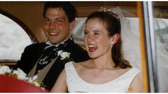 Lucy dan Sascha di hari pernikahan mereka (c) mirror.co.uk