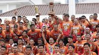 Pemain Persija Jakarta foto bersama di Balai Kota, Jakarta, Sabtu (15/12). Pawai tersebut untuk merayakan keberhasilan Persija meraih gelar Juara Liiga 1 Indonesia. (Bola.com/M Iqbal Ichsan)