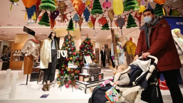 FOTO: Jelang Natal, Prancis Mulai Strategi Pelonggaran Karantina Wilayah