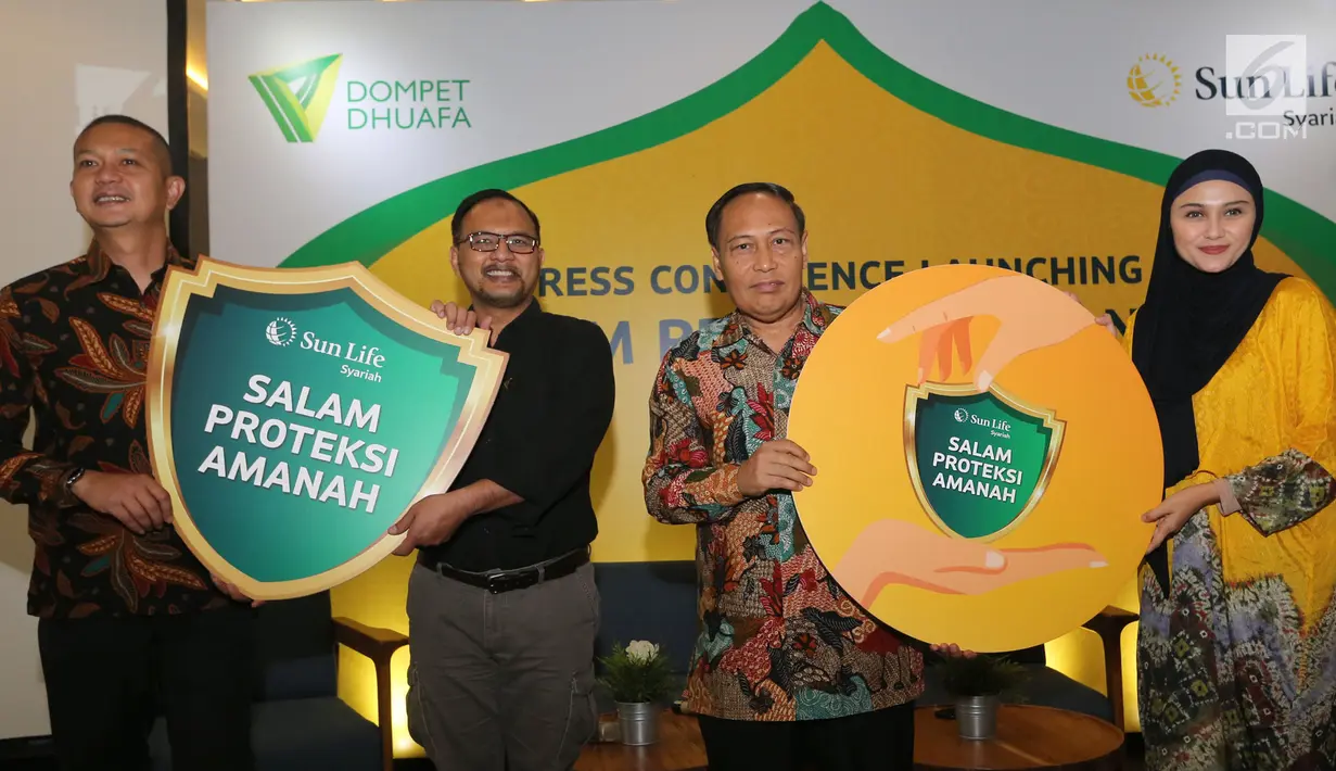 Chief Sharia Business Sun Life Norman Nugraha, Presdir Dompet Dhuafa Philanthrophy Imam Rulyawan, Ketua Dewan Pengawas Syariah PT Sun Life Financial Indonesia Fathurrahman Djamil, dan artis Zeezee Shahab saat peluncuran Salam Proteksi Amanah, di Jakarta, Kamis (16/5). (Liputan6.com/HO/Bon)