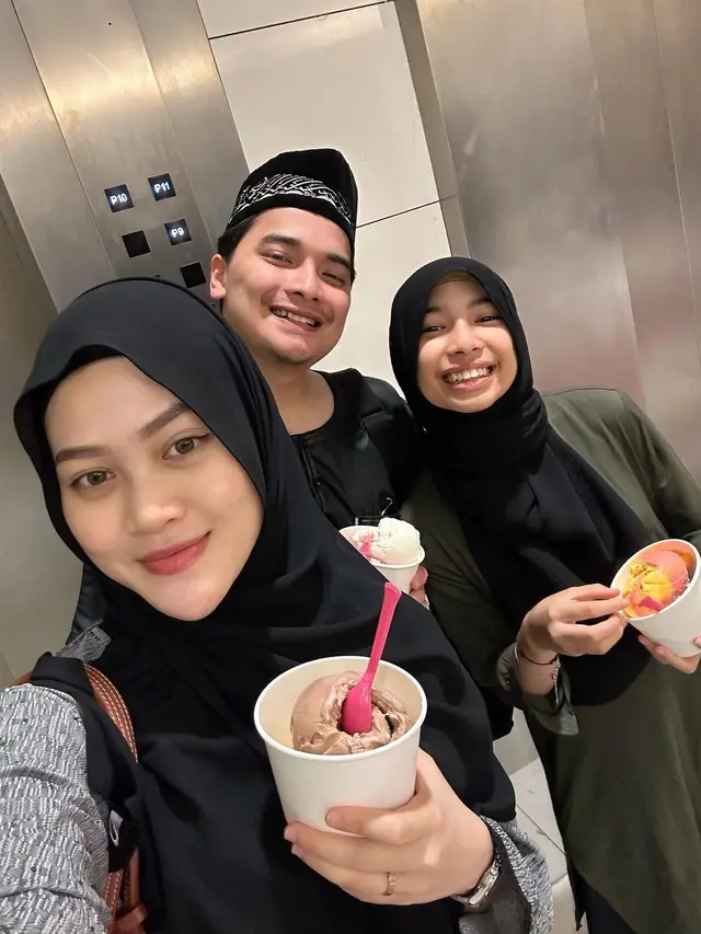 Alvin Faiz bersama Henny Rahman yang hamil tujuh bulan pergi ke Tanah Suci (foto: Instagram alvin_411)