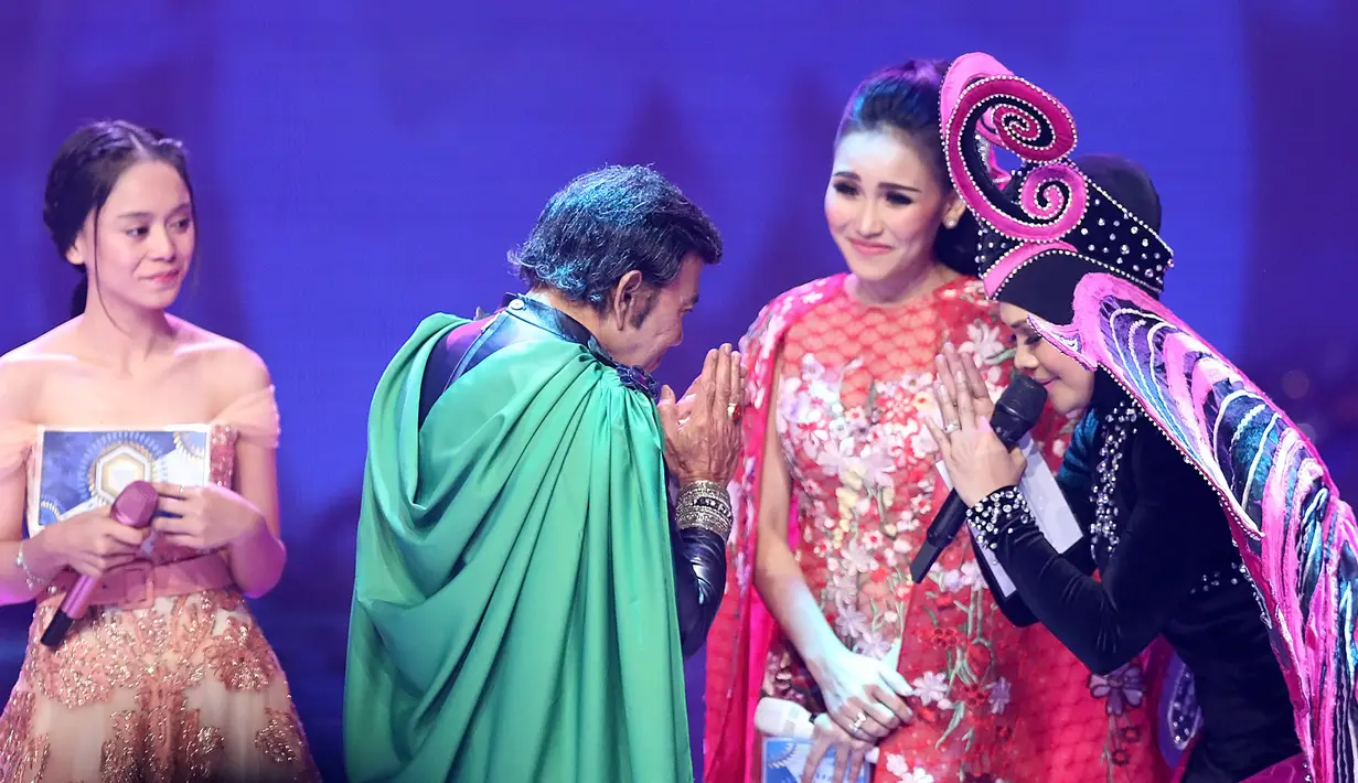 Tidak ingin terkesan jumawa dengan apa yang sudah dicapainya, Rhoma berujar jika apa yang ia dapatkan selama ini, termasuk predikat raja dangdut dunia semata-mata merupakan karunia yang diberikan Tuhan. (Bambang E. Ros/Bintang.com)