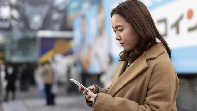 wanita agustus ponsel di kota