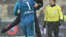 Kiper Olympique Lyon, Anthony Lopes memeluk pelatih Bruno Genesio usai laga melawan Shakhtar Donetsk pada penyisihan Grup F Liga Champions di Stadion NSK Olimpiyskyi, Kiev, Rabu (12/12). Lyon lolos ke 16 besar Liga Champions. (GENYA SAVILOV/AFP)