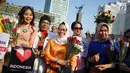 Relawan memegang bunga mawar untuk dibagikan ke pengunjung car free day di kawasan Bundaran HI, Jakarta, Minggu (30/6/2019).  Aksi 1000 bunga mawar itu sebagai bentuk rasa syukur atas kemenangan pasangan Jokowi-Ma'ruf Amin di Pilpres 2019. (Liputan6.com/Immanuel Antonius)