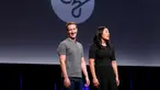 CEO Facebook Mark Zuckerberg bersama istrinya Priscilla Chan usai menggelar konferensi pers di UCSF Mission Bay, San Francisco, AS, Rabu (21/9).  Mark menyalurkan Rp 39 T demi sembuhkan segala macam penyakit. (REUTERS/Beck Diefenbach)