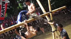 Kemeriahan peringatan Kemerdekaan RI ke-69 berlangsung di sejumlah wilayah, termasuk Kalimalang, Jakarta Timur (Liputan6.com/Faizal Fanani)