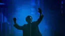 The Weeknd tampil di Vancouver, British Columbia, Kanada, 23 Agustus 2022. The Weeknd tampil mengenakan topeng dan mantel serta sarung tangan hitam khasnya. (Darryl Dyck/The Canadian Press via AP)