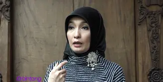 Di usia yang tidak lagi muda, Arzeti Bilbina tak henti menuntut ilmu. Ia baru saja menyelesaikan studi S2 jurusan Ekonomi Kreatifnya dengan tesis Implementasi Ekonomi Kreatif di Kota Bandung.