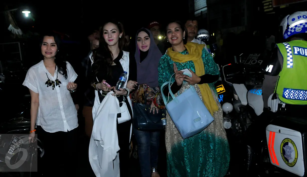 Belasan artis ibukota ikut meramaikan acara sahur on the road sekaligus mengunjungi korban kebakaran di daerah Kampung Jawa, Kota, Jakarta, Selasa (14/7/2015) dini hari. (Liputan6.com/Faisal R Syam)