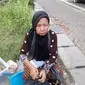 Tampi, pedagang jamu gendong yang berkeliling menjajakan jamunya (Liputan6.com/Komarudin)