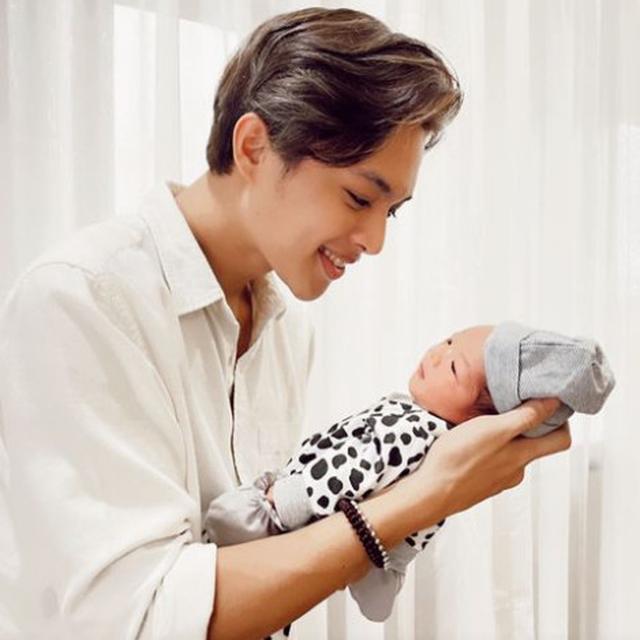 Rilis Lagu Untuk Sang Anak, Ini 6 Momen Hangat Rey Mbayang saat Peluk Buah Hatinya