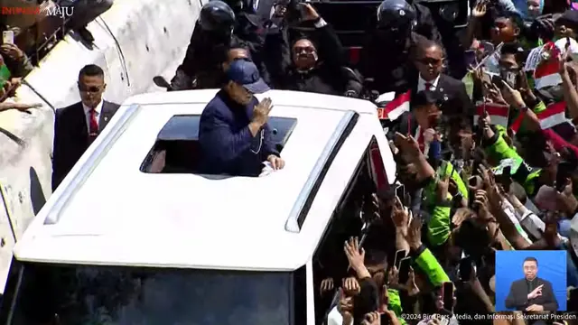 Presiden Prabowo Subianto menyapa masyarakat di sepanjang jalan Sudirman Thamrin, Jakarta, Minggu (20/10/2024).