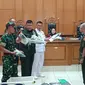 Oditur Militer II-07 Jakarta menghadirkan barang bukti dalam sidang lanjutan pembunuhan terhadap Imam Masykur di Pengadilan Militer Tinggi II-08 Jakarta, Kamis (2/11/2023). (Merdeka.com/Nur Habibie)