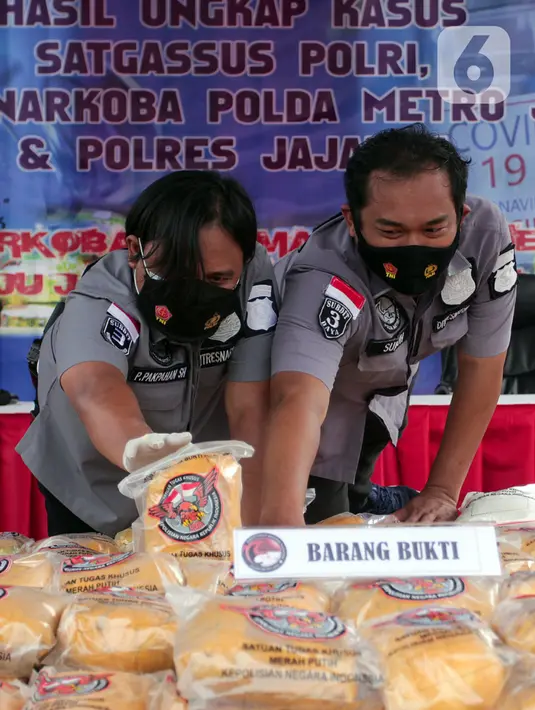 Polisi menata barang bukti saat pemusnahan hasil pengungkapan kasus narkoba di Mapolda Metro Jaya, Rabu (3/2/2021). Narkoba yang dimusnahkan merupakan pengungkapan kasus dalam kurun waktu Oktober 2020 hingga Januari 2021. (Liputan6.com/Herman Zakharia)