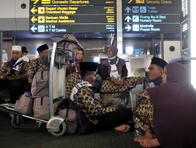 Calon Jemaah umrah menunggu kepastian di Terminal 3 Bandara Soekarno Hatta, Tangerang, Kamis (27/2/2020). Calon jemaah umrah telantar di Terminal 3 Soetta setelah pemerintah Arab Saudi menangguhkan seluruh kunjungan ke negara itu untuk mencegah penularaan virus corona. (merdeka.com/Iqbal Nugroho)