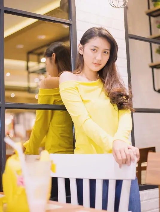Kenakan outfit off shoulder, penampilan Fiolina Tejaay ini simpel tapi tetap menawan. Padukan baju warna kuning dengan celana jeans warna biru, OOTD jebolan SCTV Mencari Bintang 2018 ini berpadu sempurna. Rambut yang dibiarkan digerai mendukung penampilannya jadi makin cantik. (Liputan6.com/IG/@fiolinatejaay)