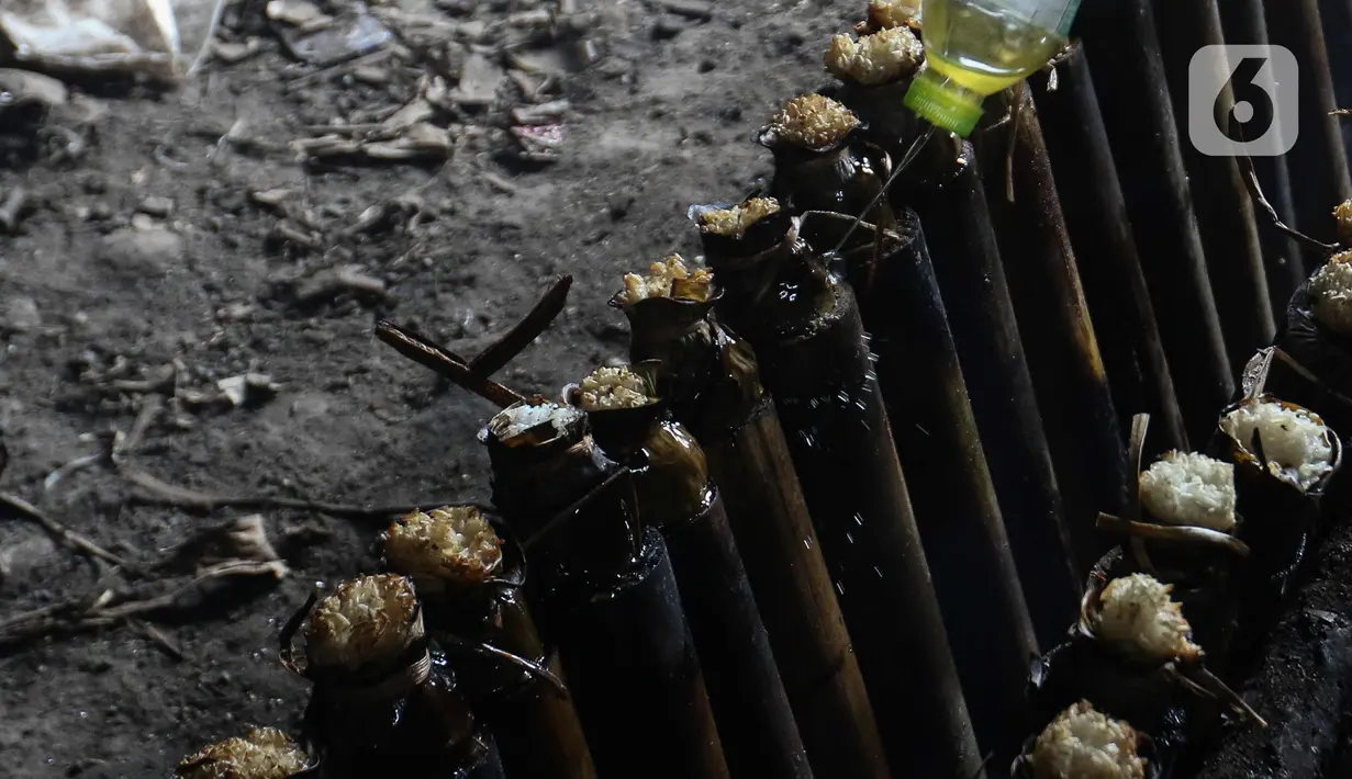 Lemang dikenal sebagai penganan yang hanya ditemukan pada waktu tertentu atau saat perayaan keagamaan saja. Idul Fitri, Idul Adha, atau pada bulan puasa, misalnya. (Liputan6.com/Herman Zakharia)