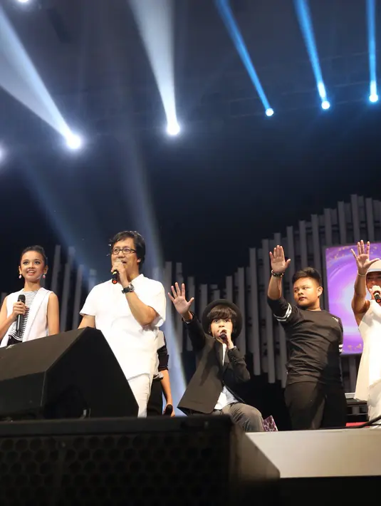 Kali ini Erwin Gutawa memberikan penampilan yang berbeda, Erwin mengajak para personel Di Atas Rata-Rata (Andy Masela/Bintang.com)