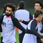 Pemain Liverpool Mohamed Salah (kiri) dan rekan satu timnya mengambil bagian dalam sesi latihan tim di Pusat Pelatihan AXA, Liverpool, Inggris, 20 Februari 2023. Liverpool akan menghadapi pertandingan sepak bola leg pertama babak 16 besar Liga Champions UEFA melawan Real Madrid. (Lindsey Parnaby/AFP)