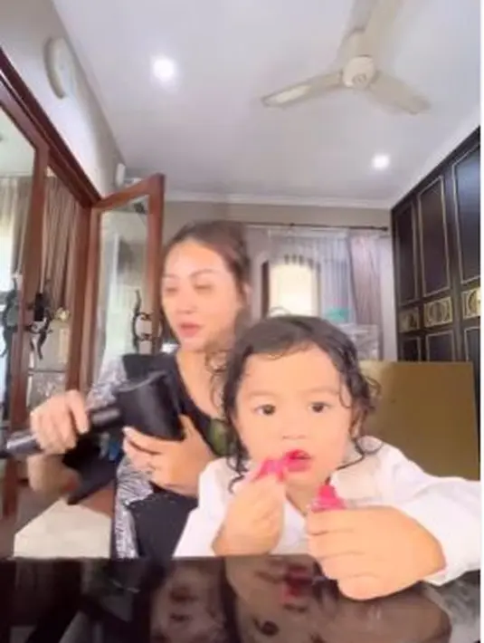 Tak ketinggalan, Thania memoleskan lipstik berwarna merah di bibirnya yang mungil. (Foto: Instagram/@sarwendah29)