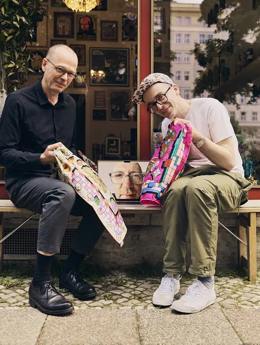 Syal sutra tersebut akan tersedia di toko-toko di seluruh dunia pada tanggal 30 Agustus dan Anda dapat melihatnya di galeri di atas. [Dok/Louis Vuitton].