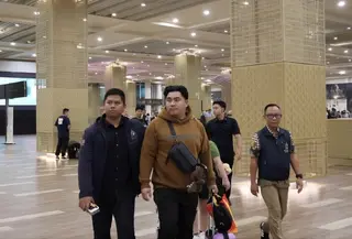 Polri menangkap buronan interpol atas nama Rifaldo Aquiono Pontoh, WNI yang diduga menjadi pelaku TPPO dan penipuan online di Kamboja. (Foto: Antara)