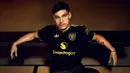 Kolaborasi antara Manchester United dan Adidas memadukan palet warna hitam, emas, dan biru sebagai identitas kuat dari jersey era tersebut. (@ManUtd)