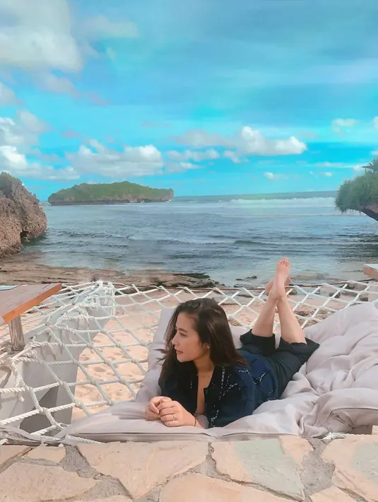 Ketimbang liburan ke luar negeri, Prilly memang banyak kunjungi tempat wisata lokal. Karena gaya hidupnya yang seperti ini, di usianya yang masih muda, ia pun sanggup membangun rumah mewahnya yang ditaksir capai miliaran rupiah. (Liputan6.com/IG/@prillylatuconsina96)