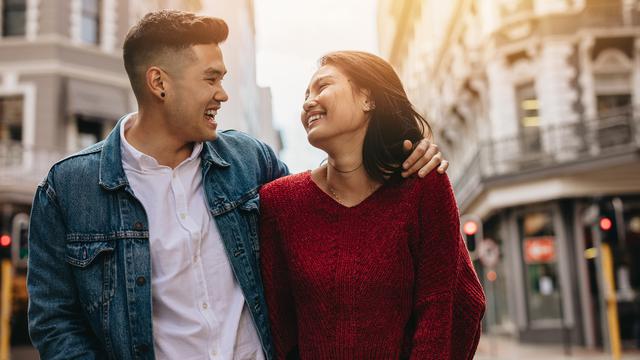 perempuan dan pasangan bahagia berdua