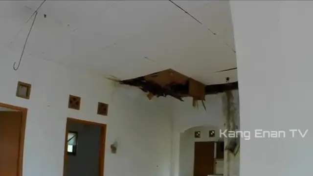 Potret atap rumah yang rusak di rumah kosong yang diduga milik Isye Sumarni (Sumber: TikTok/kangenan79)