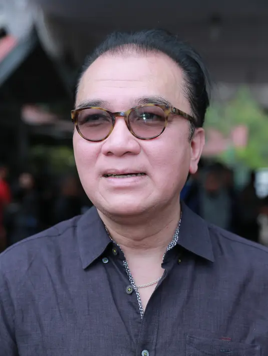 Anggota DPR periode 2014-2019 itu melihat bahwa Mike membangun karier dimusiknya dengan sangat serius. (Adrian Putra/Bintang.com)