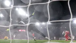 Kiper Alisson Becker gagal menghalau bola tendangan pemain Manchester United, Amad Diallo pada laga lanjutan Liga Inggris 2024/2025 di Anfiled, Liverpool, Inggris, Minggu (05/01/2025). (AFP/Darren Staples)