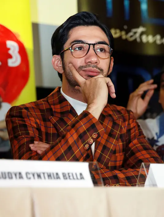 Dalam film garapan dua sutradara hebat tanah air ini, Hanung Bramantyo dan Ismail Babeth ia memerankan tokoh Bimo. Sosok pemuda, pintar dan bertanggung jawab. (Deki Prayoga/Bintang.com)