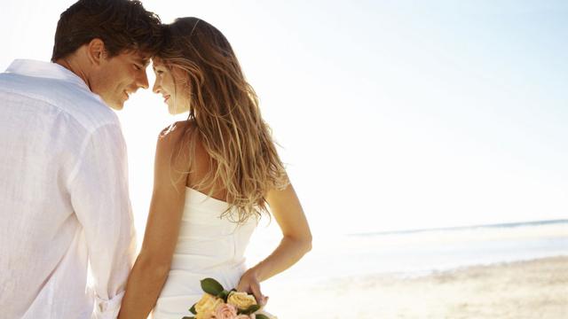 Inspirasi Gaya Rambut untuk Pernikahan Tepi Pantai