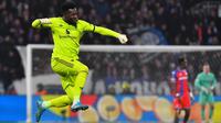 Kiper Manchester United asal Kamerun #24, Andre Onana, merayakan gol setelah penyerang Manchester United asal Denmark #09, Rasmus Hojlund (tidak terlihat), mencetak gol selama pertandingan sepak bola Liga Eropa UEFA antara Viktoria Plzen dan Manchester United di Plzen, Republik Ceko, Jumat dini hari WIB (13/12/2024). (Michal Cizek/AFP)