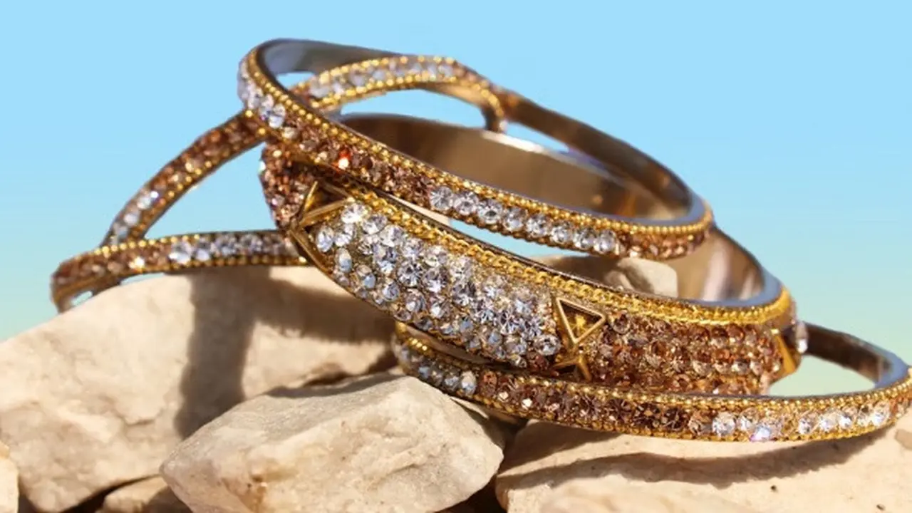 Ilustrasi Model Gelang Emas (Photo by Pratishka Sewnarain on Unsplash)