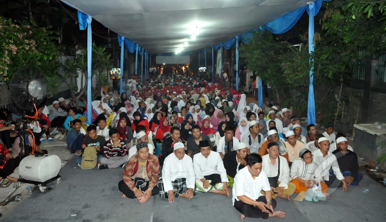 Warga dan penggemar terlihat memadati acara tahlilan 40 hari meninggalnya Olga Syhaputra di kediaman orang tua Olga di kawasan Duren Sawit, Jakarta, Rabu (6/5/2015). (Liputan6.com/Panji Diksana)