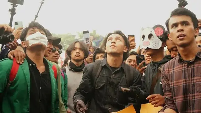 8 Potret Jefri Nichol Ikut Aksi Demo Tolak UU Cipta Kerja di DPR, Jadi Sorotan