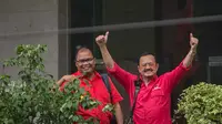 Pasangan Pilkada Solo 2020, Achmad Purnomo- Teguh Prakosa menyapa awak media saat tiba di DPP PDIP, Jakarta, Senin (10/2/2020). Kedatangannya tersebut untuk Proses fit and proper test calon pilkada 2020. (Liputan6.com/Faizal Fanani)