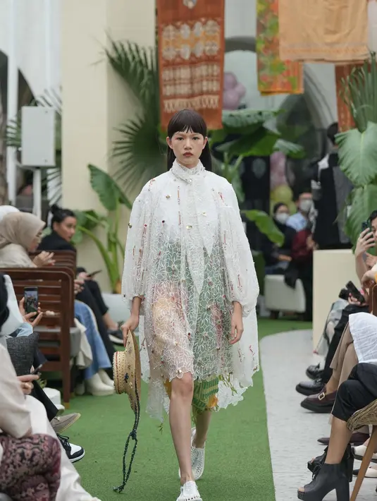 Selanjutnya, Dana Maulana dan Michael Simiadi dari Danjyo Hiyoji membawakan deretan busana pria dan wanita di bawah tajuk “•Temu” (dibaca: Titik Temu)