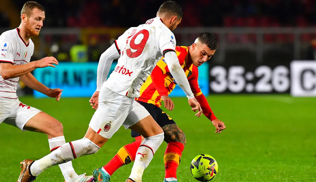 Pemain Lecce Gabriel Strefezza berebut bola dengan pemain AC Milan Theo Hernandez pada pertandingan sepak bola Liga Italia di Lecce, Italia, 14 Januari 2023. Pertandingan berakhir imbang dengan skor 2-2. (Giovanni Evangelista /LaPresse via AP)