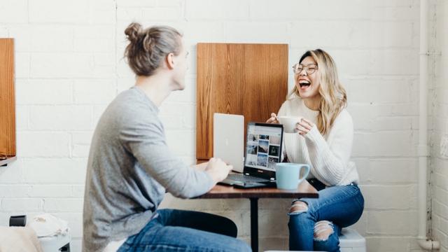 Ilustrasi ngobrol, tertawa, lucu