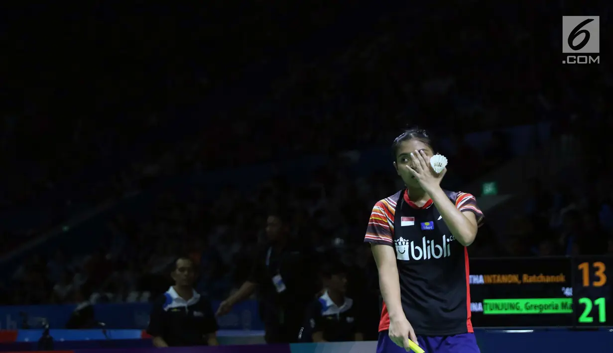 Pebulu tangkis tunggal putri Indonesia, Gregoria Mariska Tunjung saat melawan unggulan ke-tujuh asal Thailand, Ratchanok Intanon di babak 16 besar Indonesia Open 2019 di Istora Senayan, Jakarta, Kamis (18/7/2019). Gregoria kalah 21-13, 19-21, 15-21. (Liputan6.com/Helmi Fithriansyah)
