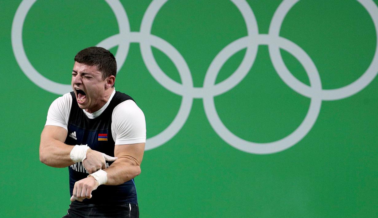 Ekspresi kesakitan atlet angkat besi Armenia, Andranik Karapetyan usai mengalami cedera horor ketika tampil pada Olimpiade 2016 di Rio de Janeiro, Rabu (10/8). Siku Karapetyan patah saat hendak mengangkat beban 195 kilogram (REUTERS/Stoyan Nenov)