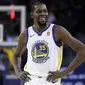 Pebasket Golden State Warriors, Kevin Durant, tersenyum usai mengalahkan Dallas Mavericks pada laga NBA di Oracle Arena, Oakland, Kamis (14/12/2017). Warriors menang 112-97 atas Mavericks. (AP/Marcio Sanchez)